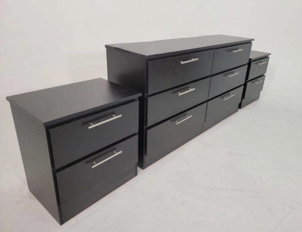 Dresser And 2 Nightstands // Cómoda Y 2 Mesitas De Noche