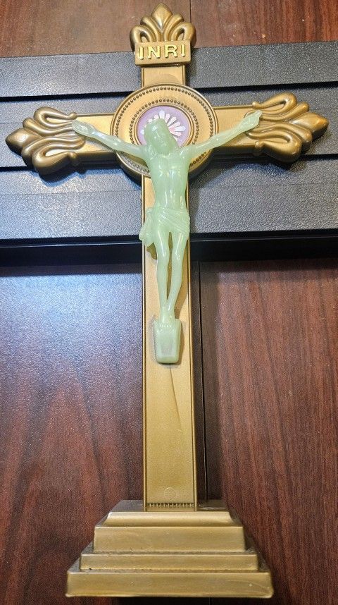 VINTAGE Retro Gold Plastic Crucifix w/ Glow-in-the-Dark Jesus ✝️ Made in Hong Kong #404