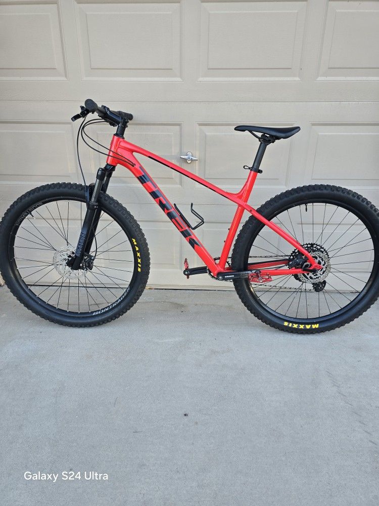 TREK MARLIN 8 MOUNTAIN BIKE, 29ER, SETUP TUBELESS, 1X12, ROCKSHOX AIR SHOCK (XLARGE FRAME)