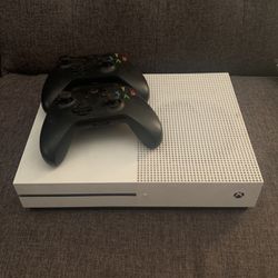 xbox 1s two controllers 