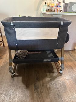 Bassinet with mattress and sheets
