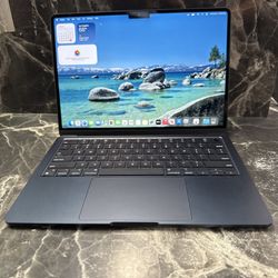 2022 Apple MacBook Air 13-inch M2 Chip 8GB RAM 256 SSD Midnight - 90% Batt
