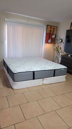 HIGH QUALITY KING SIZE LIVING SPACES MATTRESS AND BOXSPRINGS FOR SALE! IN GREAT CONDITION, FREE DELIVERY