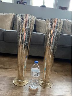 2 gold vases