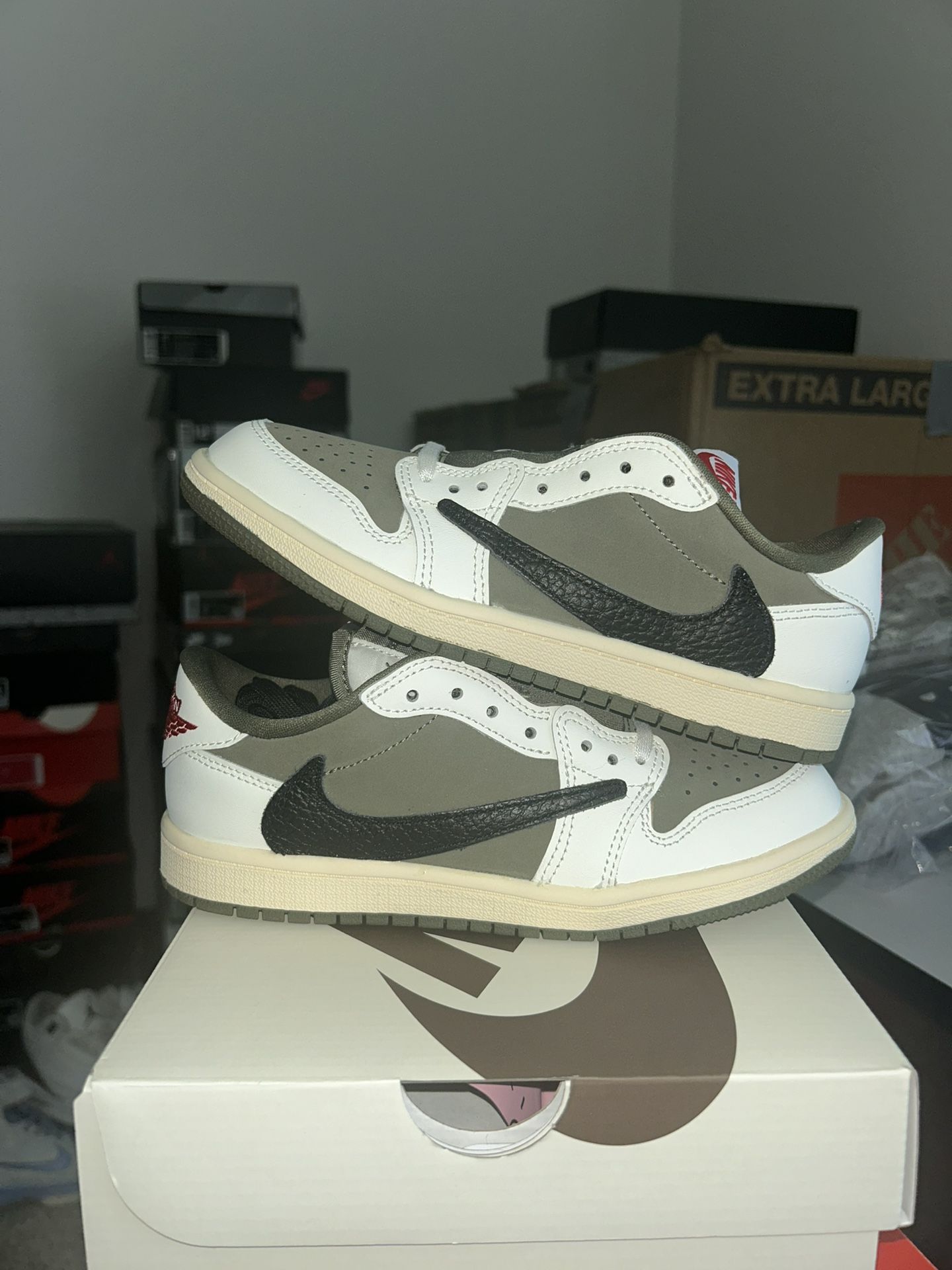 DS Jordan 1 Low Travis Scott Medium Olive Sz 3y