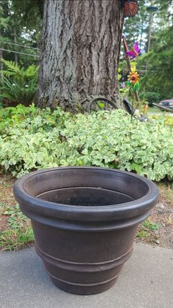1 Large Brown Plastic Flower Pot