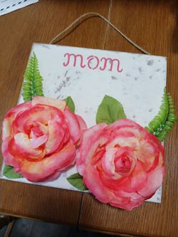Mother's Day Hanging wood with paper flowers./ Cuadro de madera con flores de papel artificiales.
