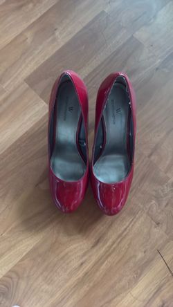 Size 8. Red shoes