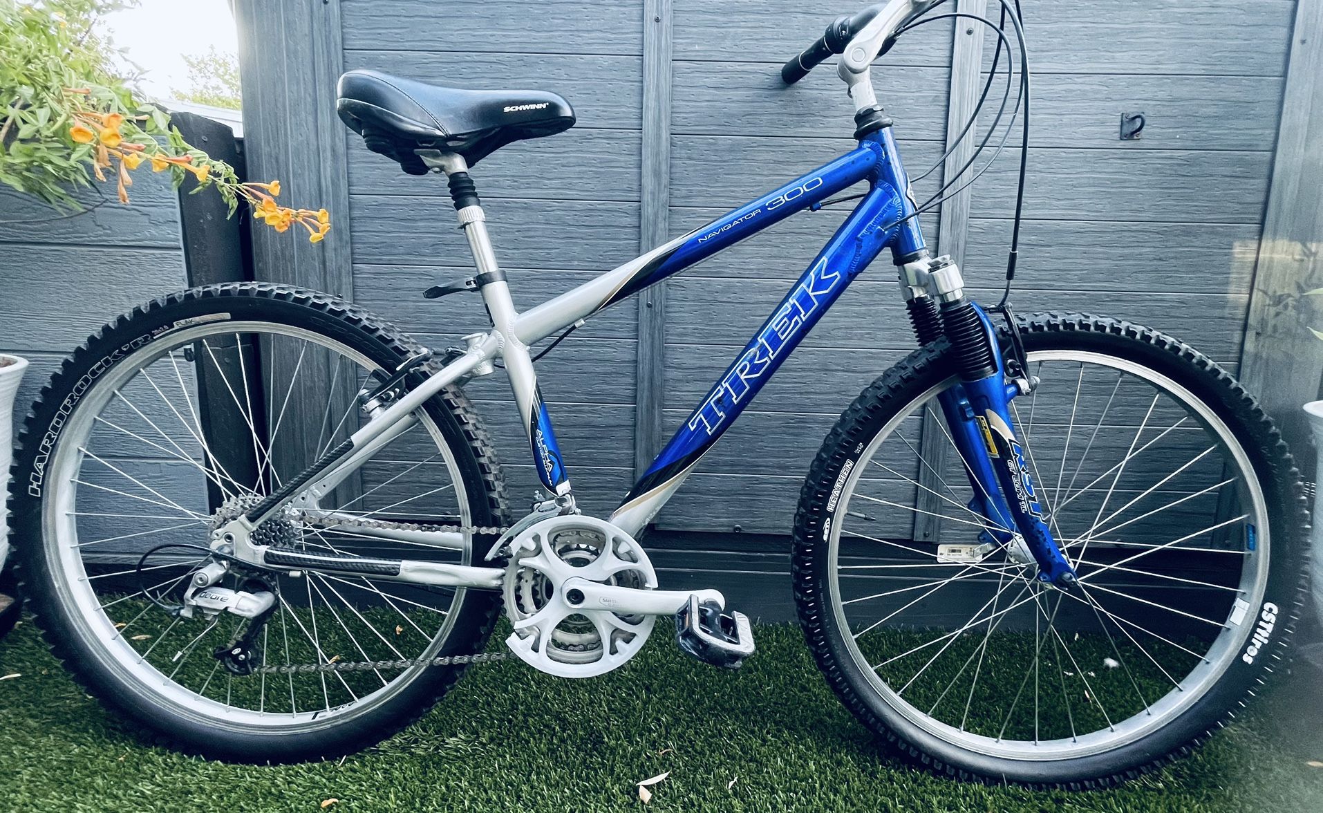 Trek Navigator 300 Hybrid Mountain Bike