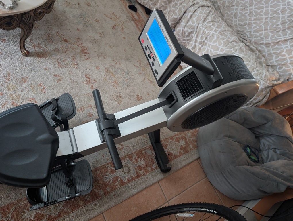 Lifecore R100 Rowing Machine