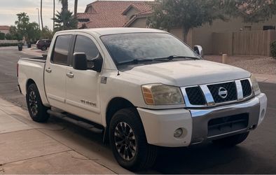 2005 Nissan Titan V8 - 4 door, Crew Cab, Clean Title