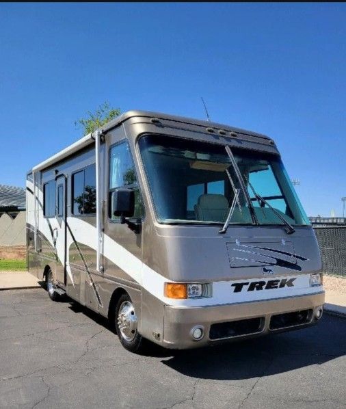 2002 Safari Trek Class A motorhome