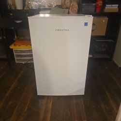 Frestec Mini Fridge 