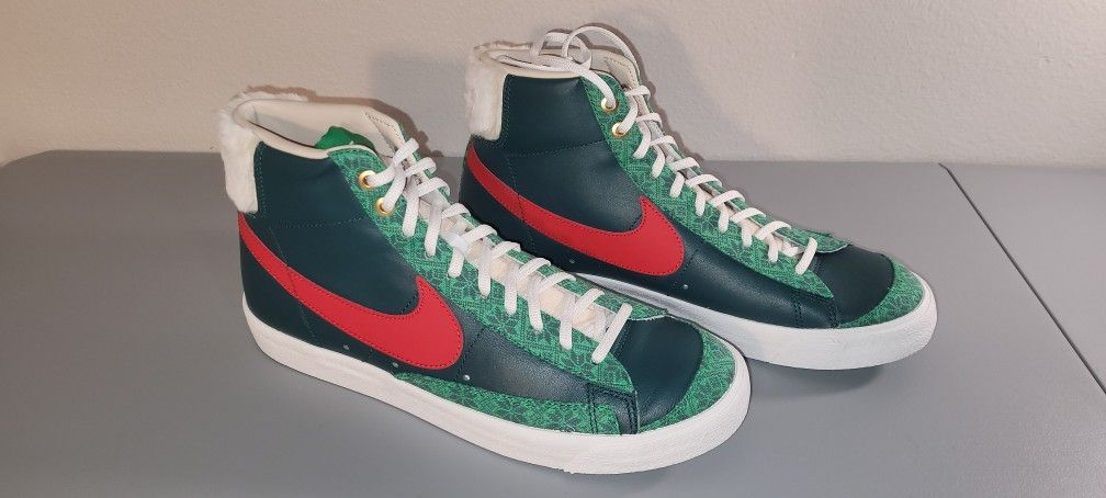Nike SB Blazer 77 VTG Christmas Sweater Size 10 New