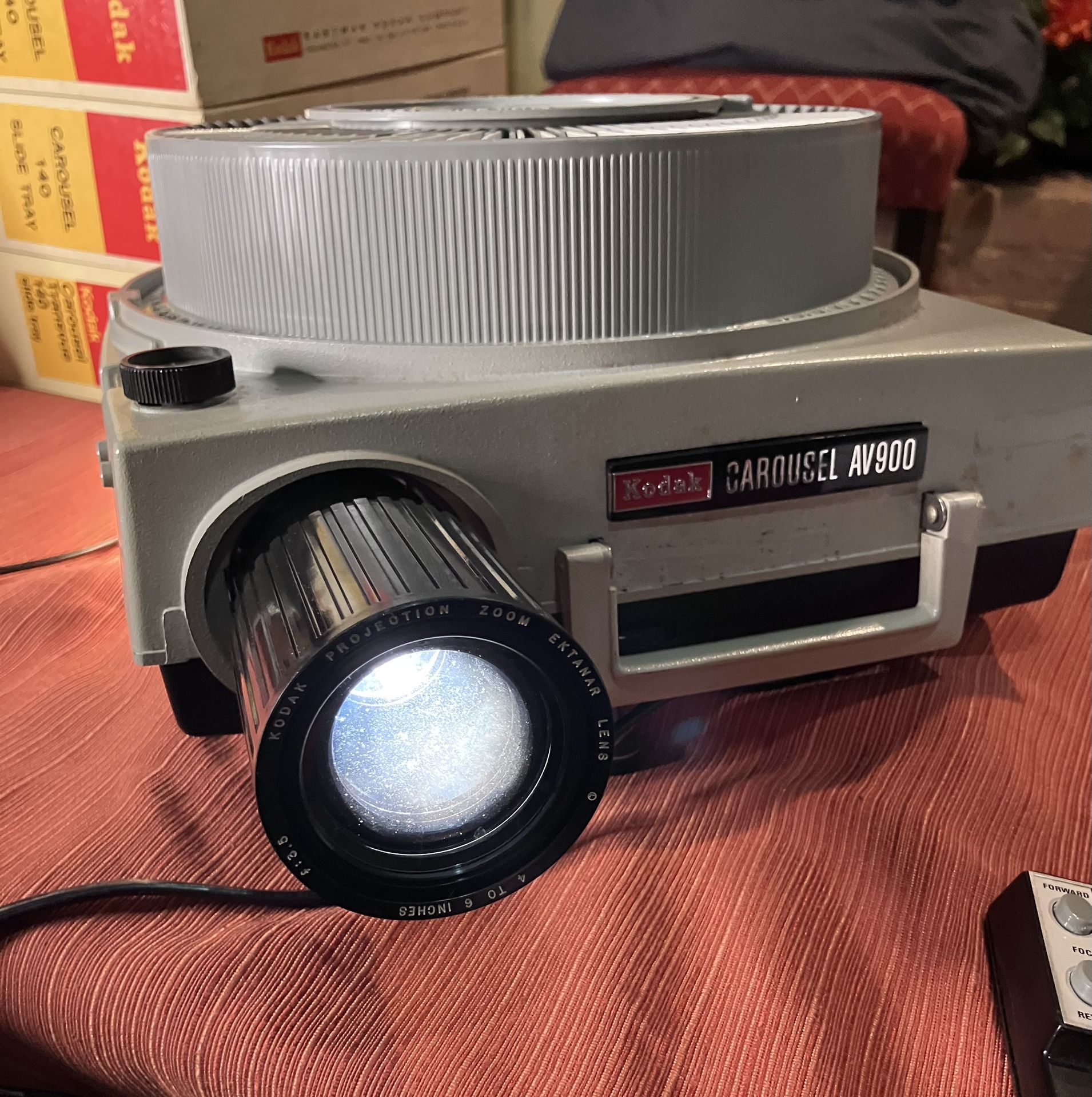 Vintage Kodak AV900 Carousel Slide Projector WORKING Remote 4 Slide Trays