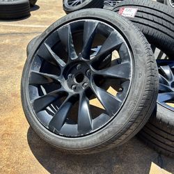 Tesla model Y induction wheels (4) Goodyear 255/40/20 65% WITH SENSORS