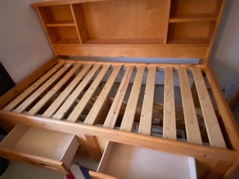 Sturdy, space saving twin bed w/ storage