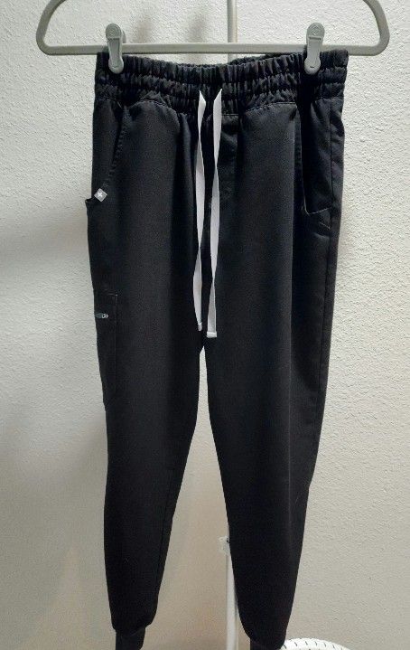 Figs (Black) XS Petite High Waisted
High Waisted Uman Relaxed Jogger Scrub Pants