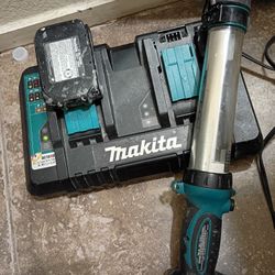 Makita Dual Charger With Battery And Flashlight 