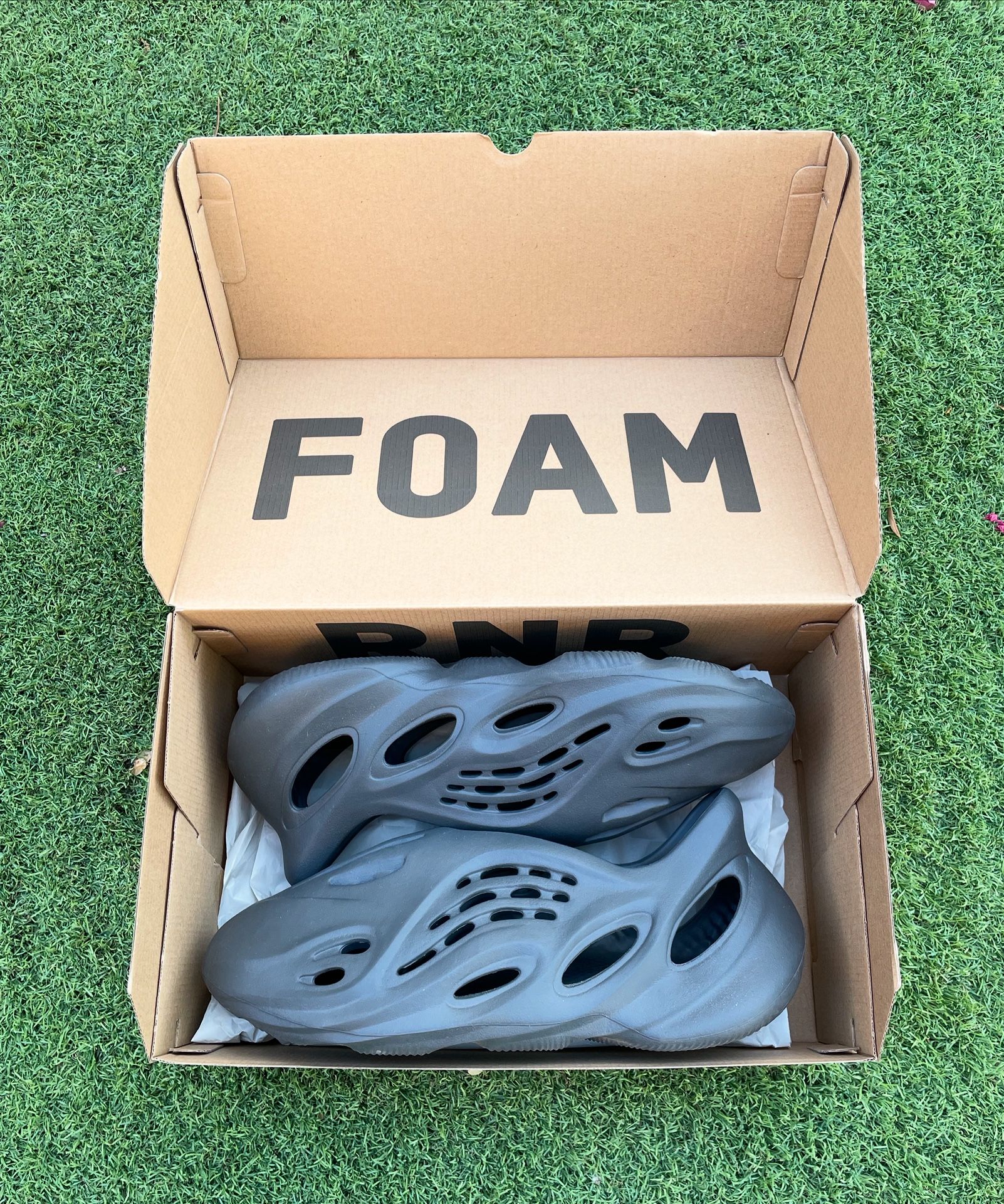 Adidas Yeezy Foam RNR “Carbon” (M)