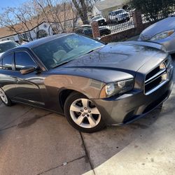 Vendo Dodge Charger 2014 Titulo Limpio,160 Mil Millas Funciona Muy Bien Detalles De Carro Viejo Como Todos Los Carros