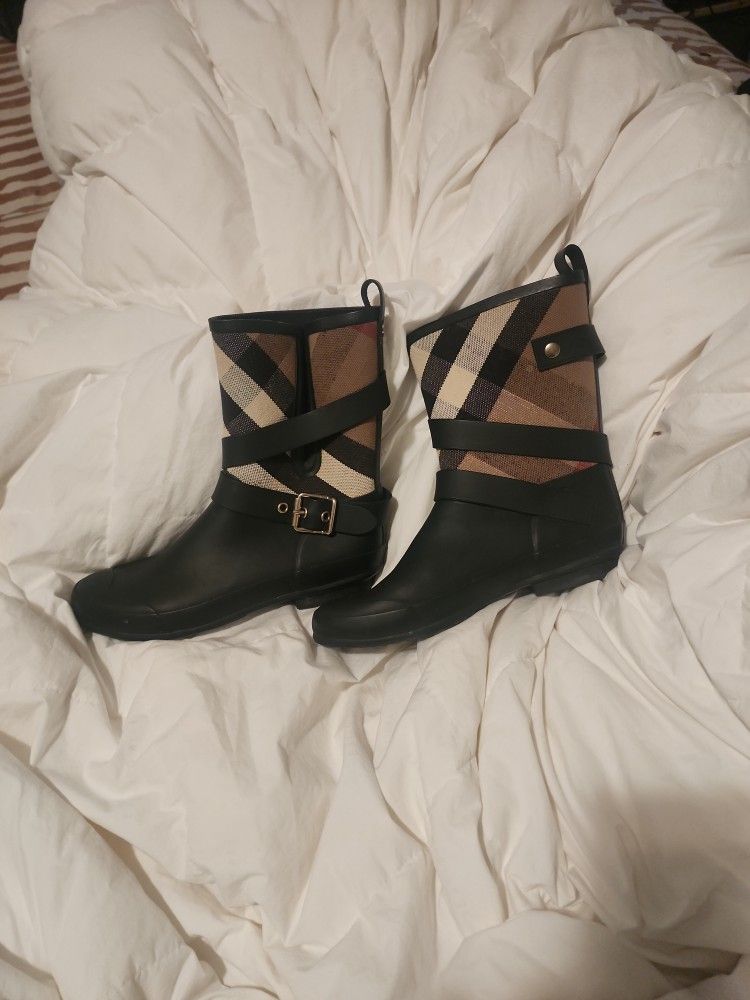 Rain Boots BURBERRY  $65.00