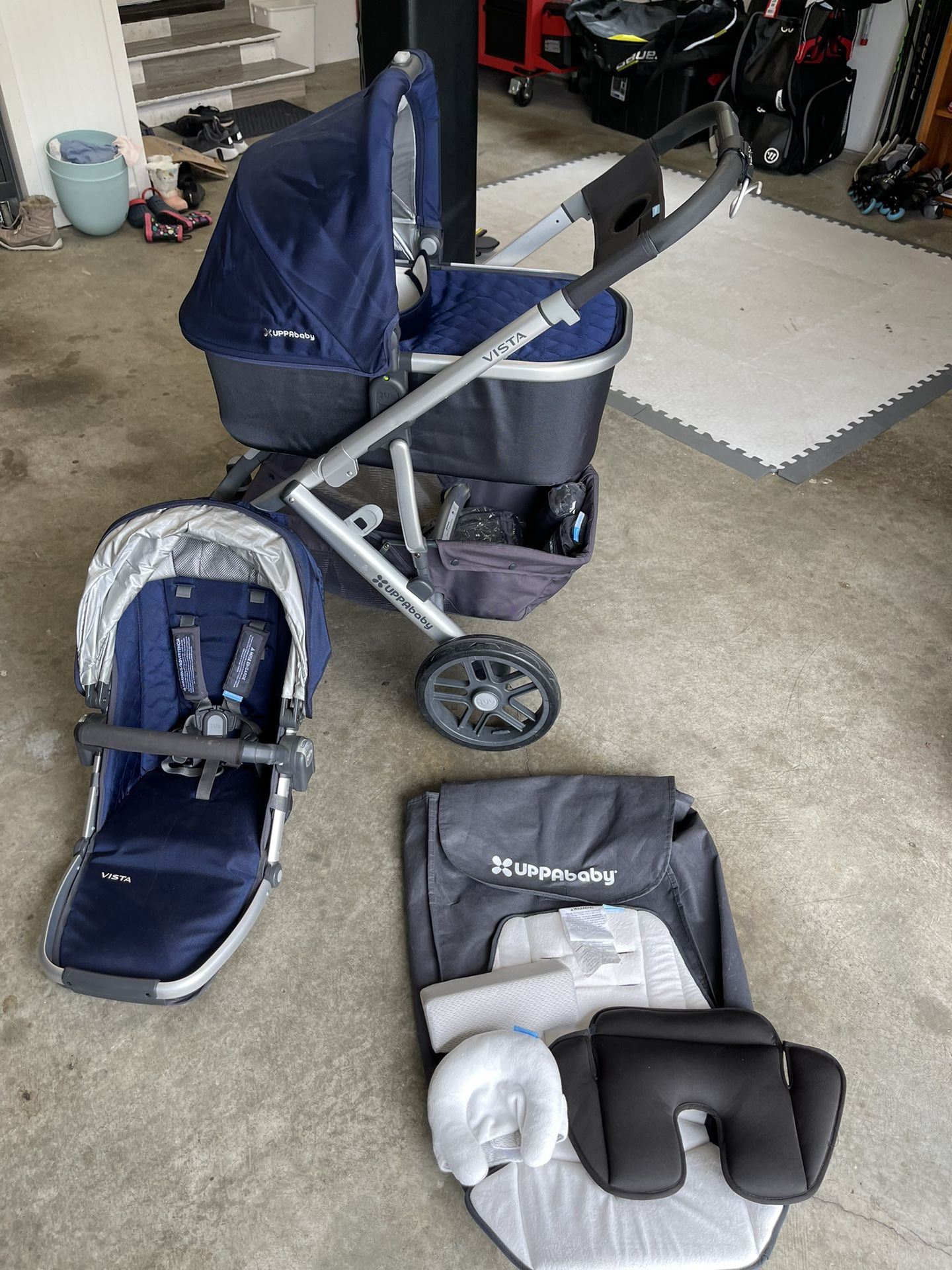 UPPAbaby VISTA Stroller with bassinet and other accessories - Taylor (Navy and Silver) 2016