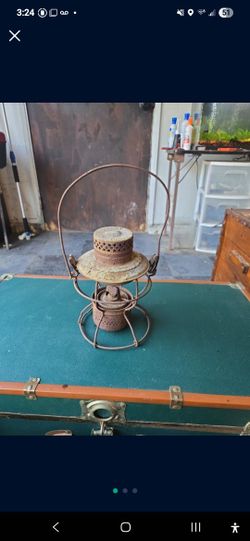 Handling Collectable St. Louis Kerosene Railroad Lamp