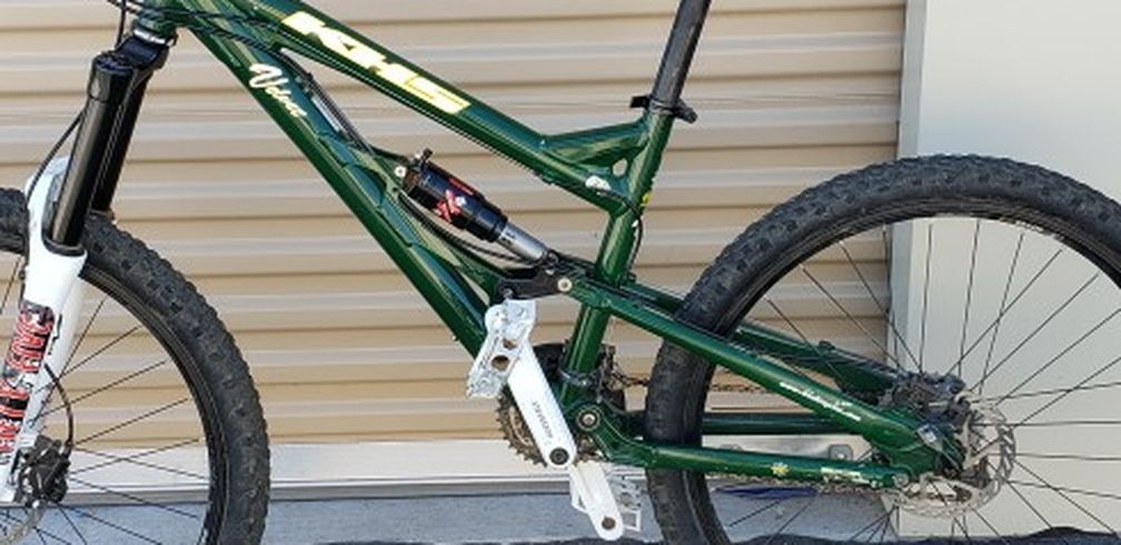 2009 KHS Velvet Medium Frame, 26 Wheels