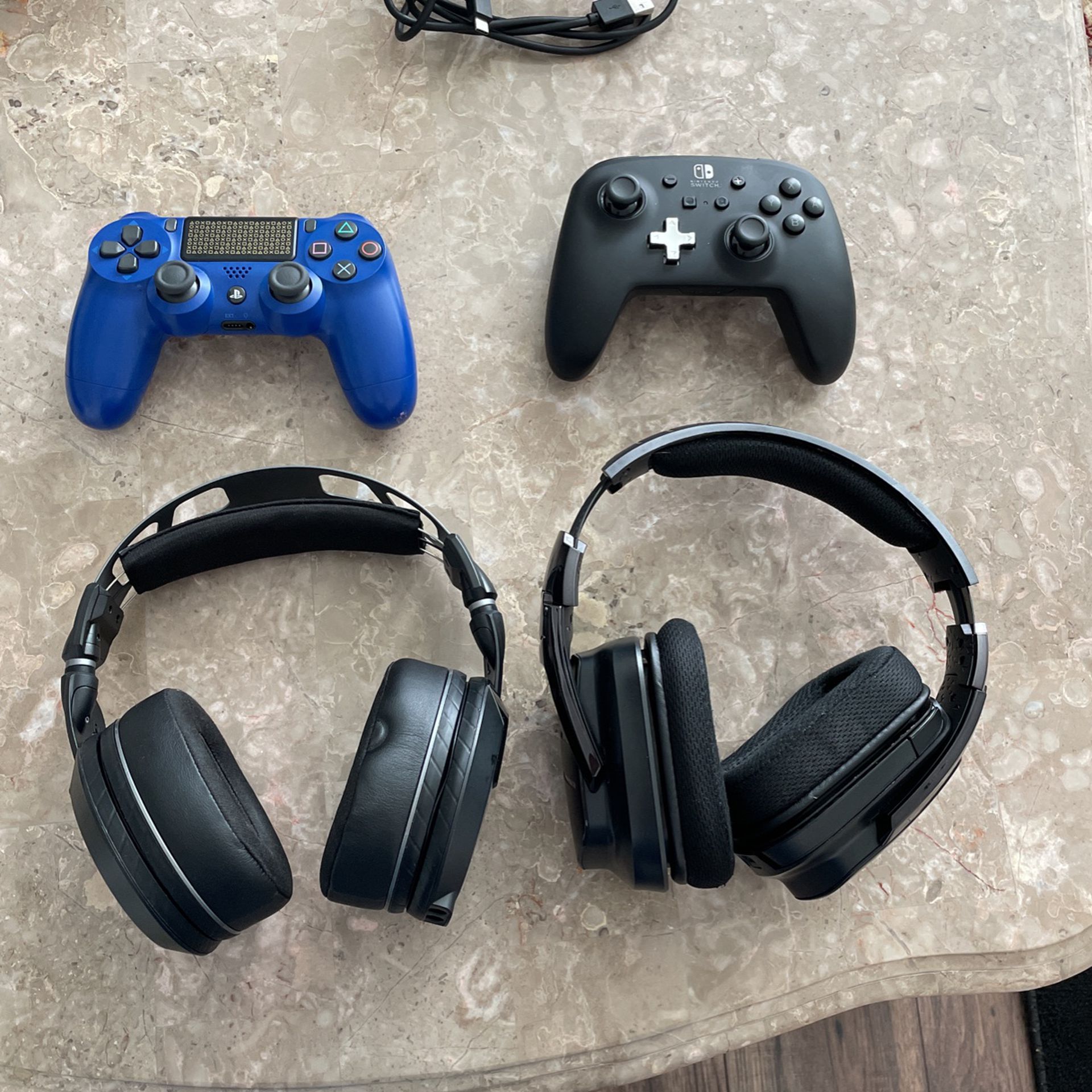 Headphones And Ps4 Controllers 