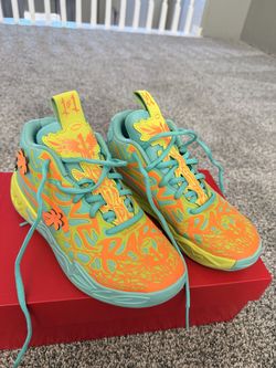 Boys Scooby Doo basketball shoes size 2