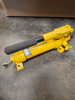 ENERPAC P18 SINGLE SPEED HYDRAULIC HAND PUMP 2850 PSI