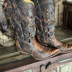 ladies snake boots 10 medium (nice!!!!)