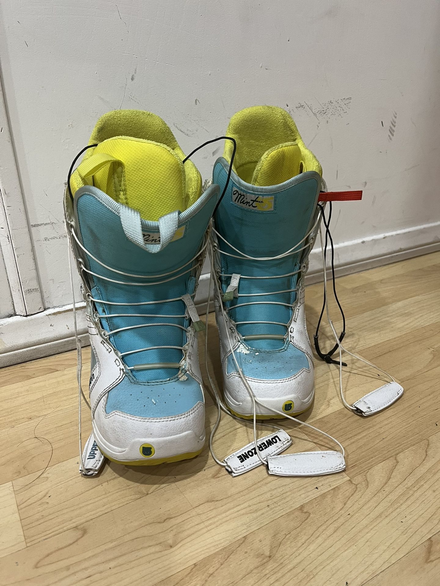 Used Women Boots Size Burton Imprint