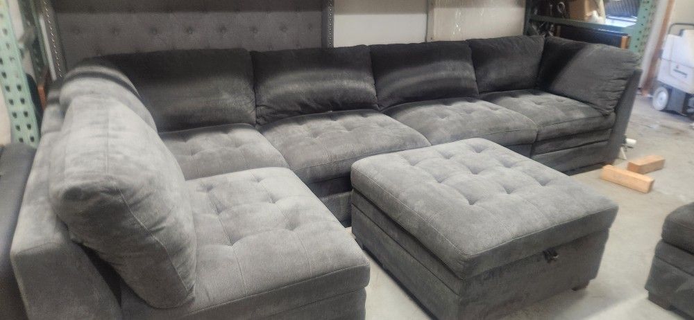 Tisdale modular sectional with a storage ottoman (Used)