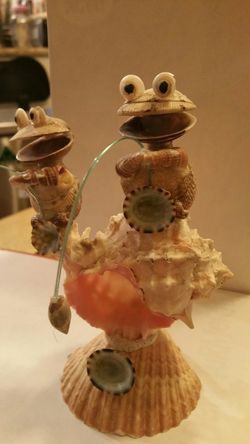 Sea Shell Decoration "Funny Fishing Froggies"