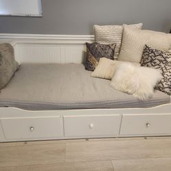 Ikea Hemnes Model Daybed And Mattresses