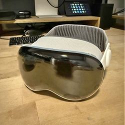 Mint Condition Apple Vision Pro 256GB w/ Case