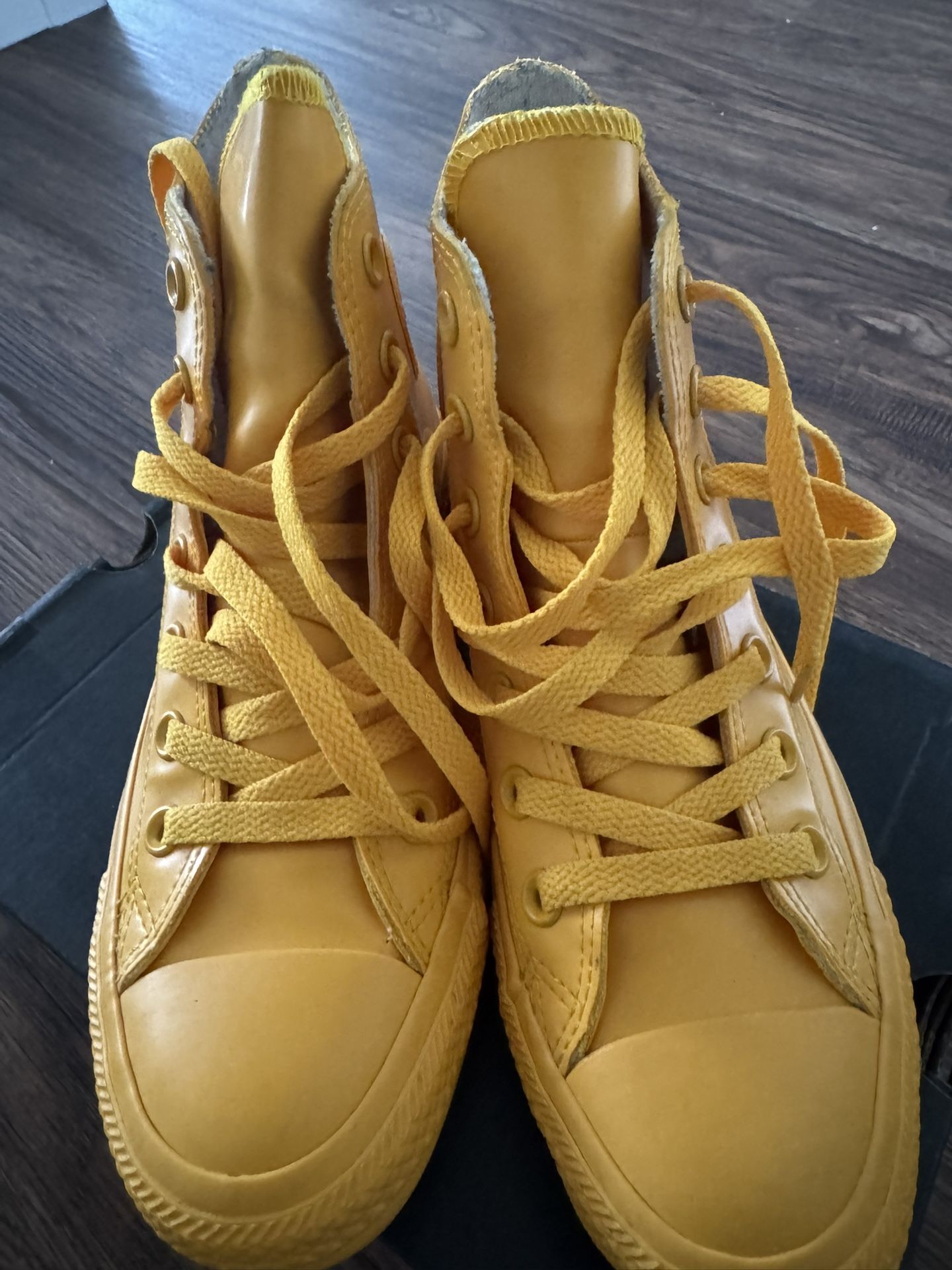 Converse / Women 6 / Rubber Material