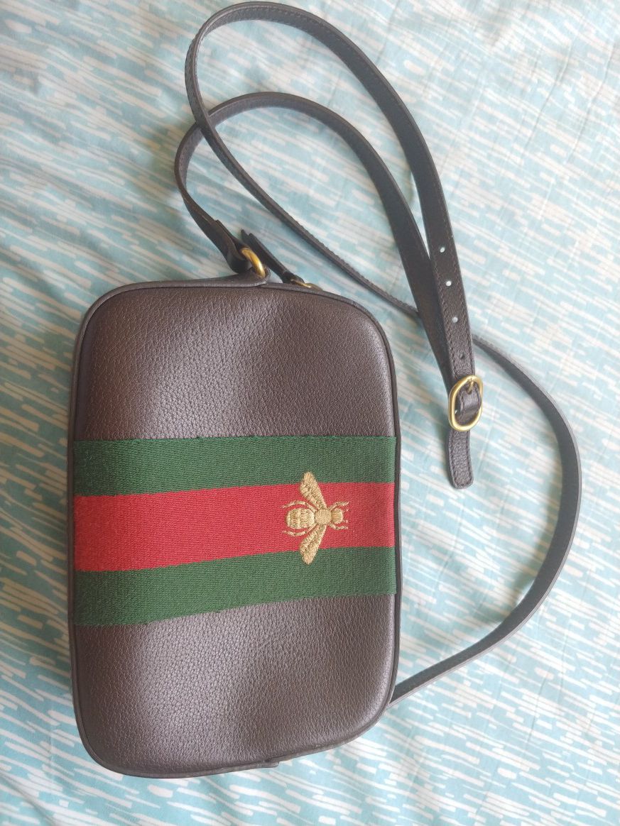 Gucci Sling leather bag.