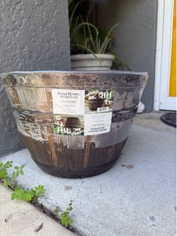 Better Homes & Gardens Whiskey Barrel Brown Resin Planter, 15.8in x 15.8in x 10.3in