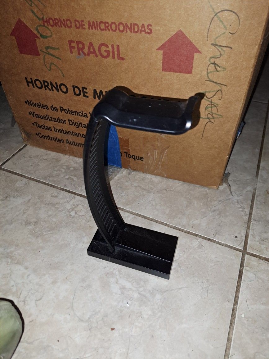HEADPHONE HOLDER IN GOOD CONDITION 