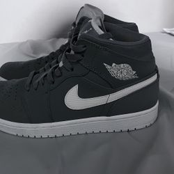 ****AIR JORDAN 1 Mid COOL GREY SIZE 9.5****