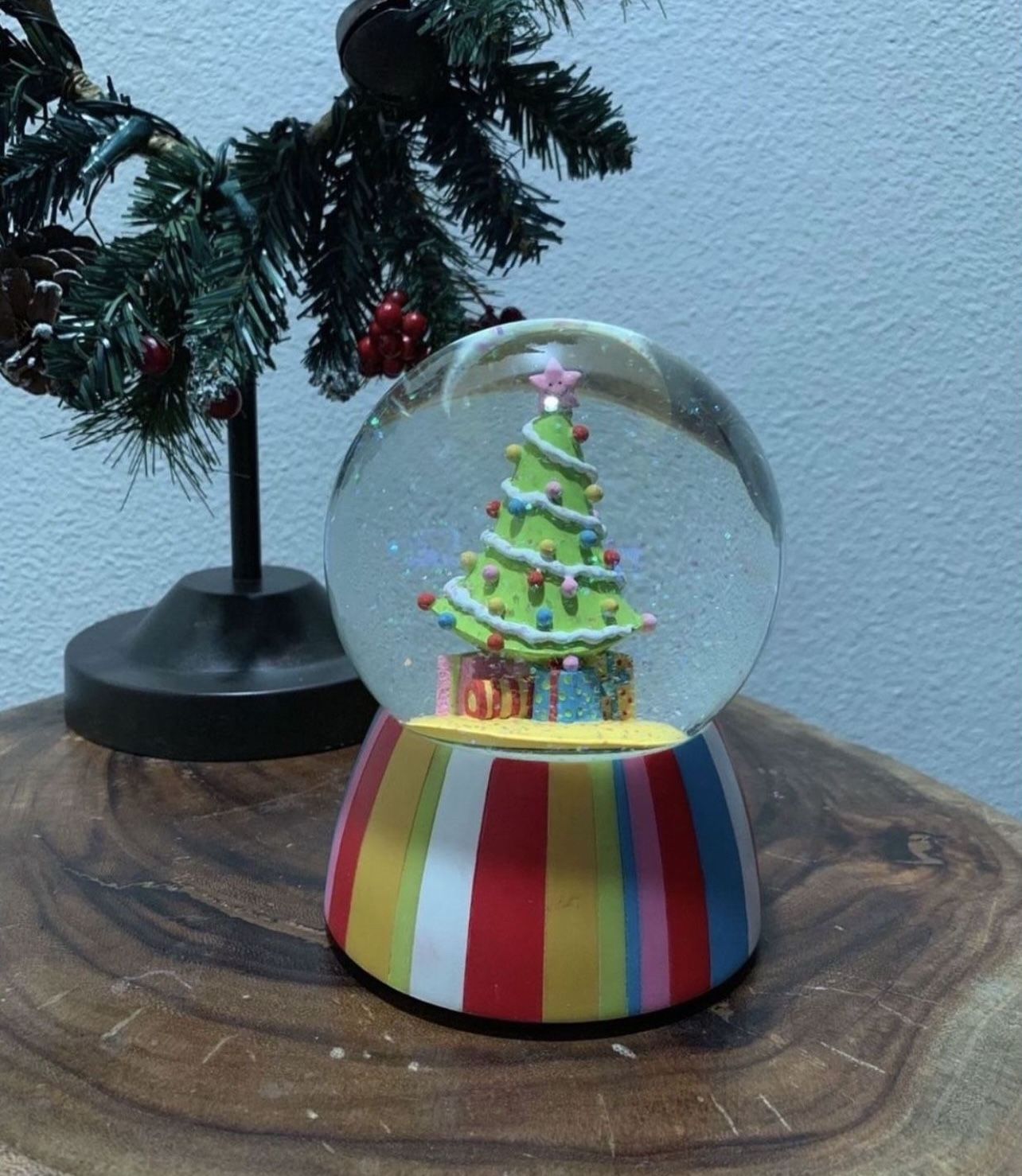 CHRISTMAS TREE SNOW GLOBE