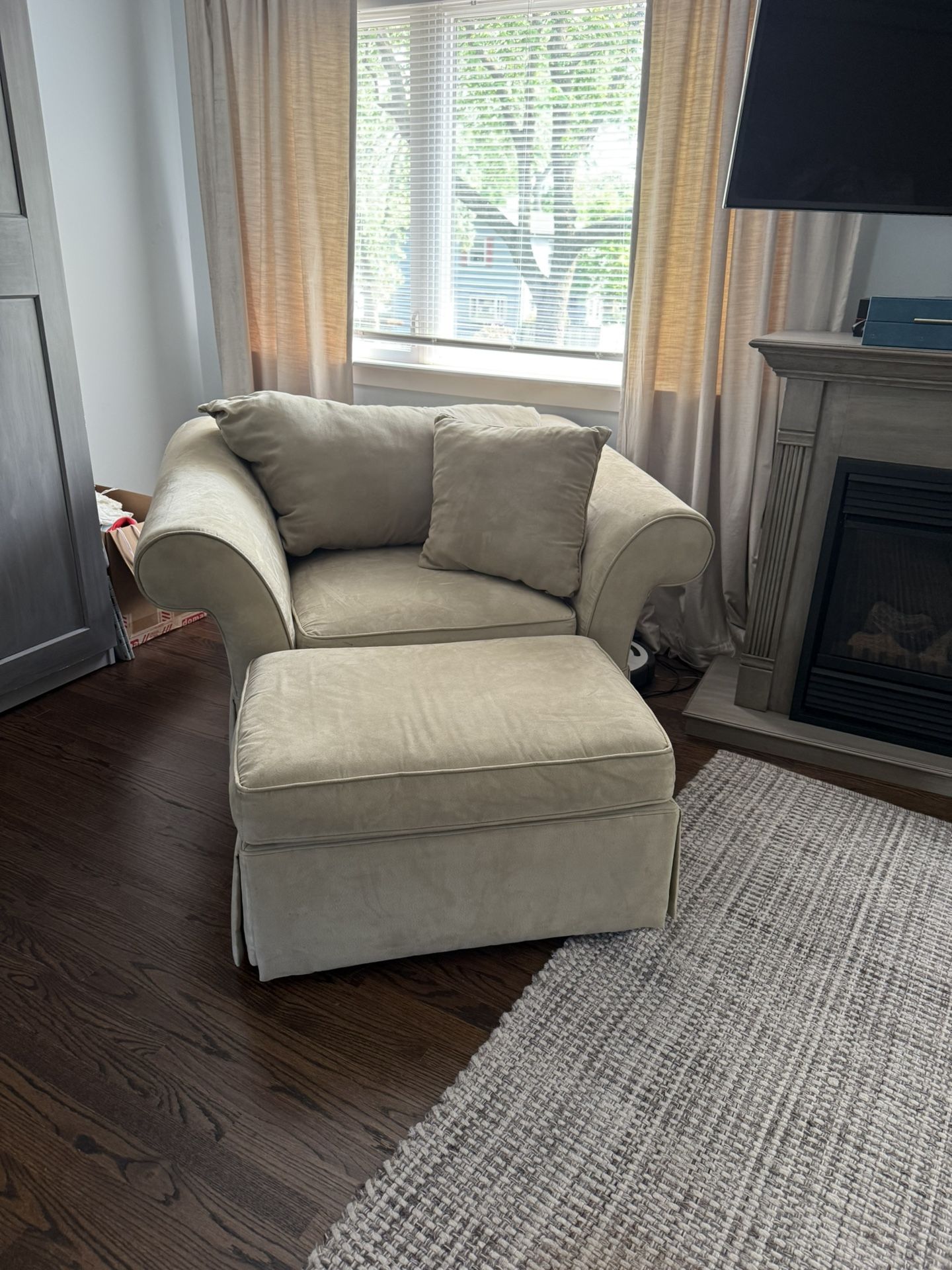 Oversized Chair With Ottoman
