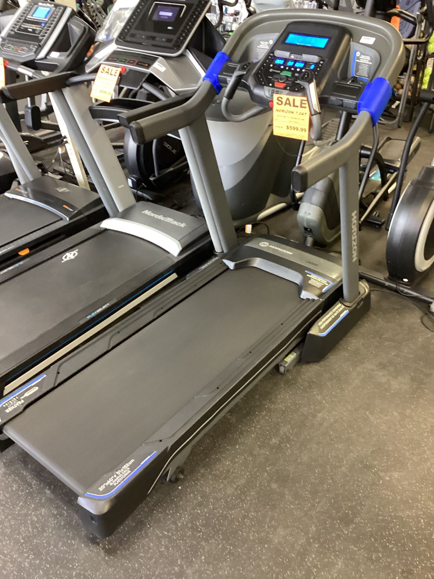 Horizon 7.0AT Heavy Duty Folding Treadmill With ONLY 21 Hours Of Use includes warranty