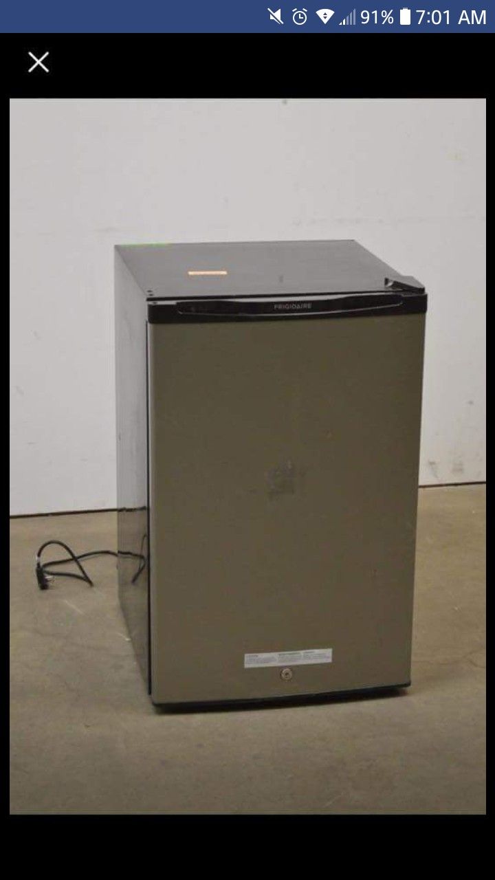 Frigidaire FFPE45B2QM 4.5 Cu Ft Compact Refrigerator Silver Mist