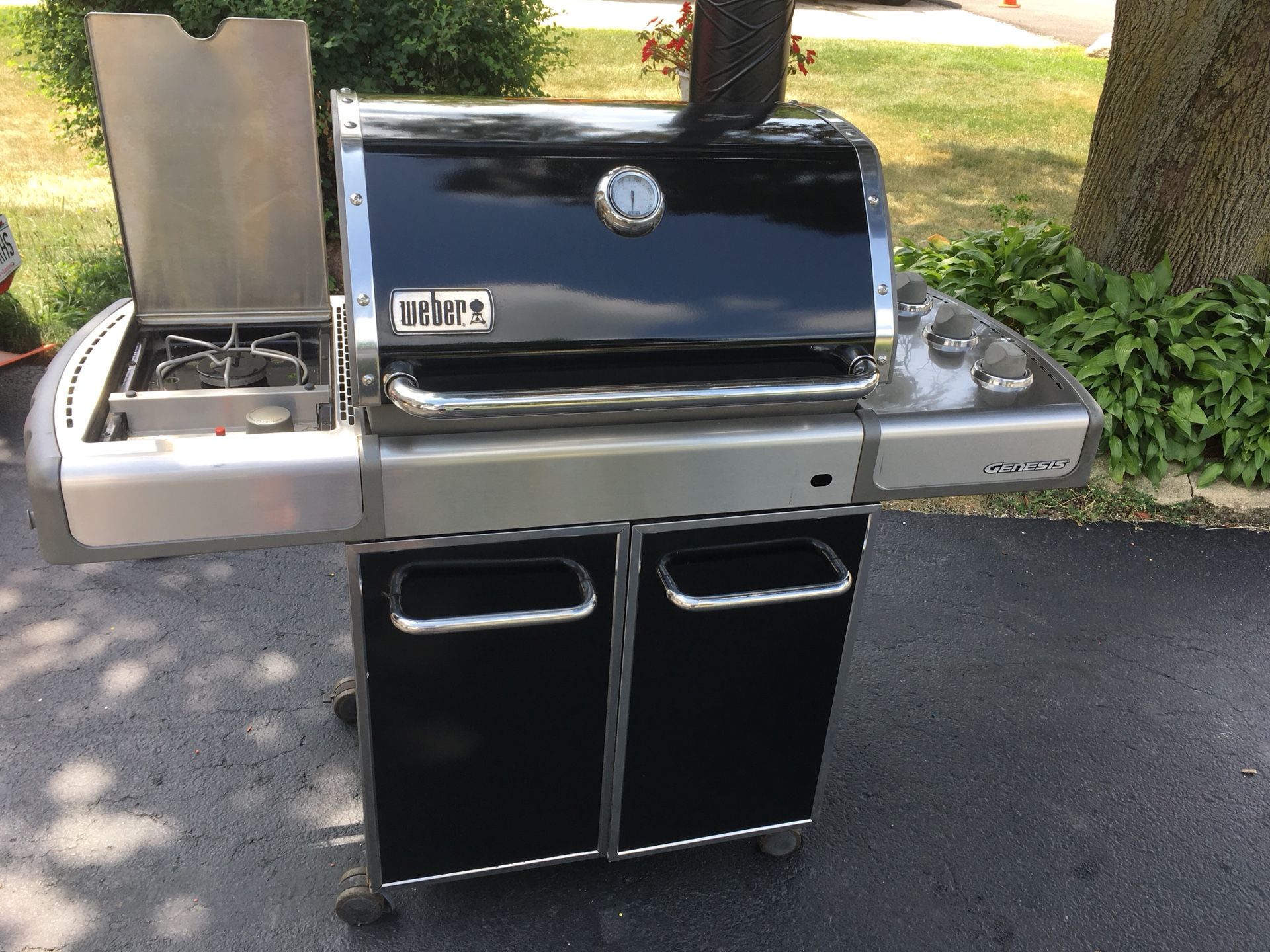 Weber Genesis E320 bbq grill 3 burner plus side burner E 320