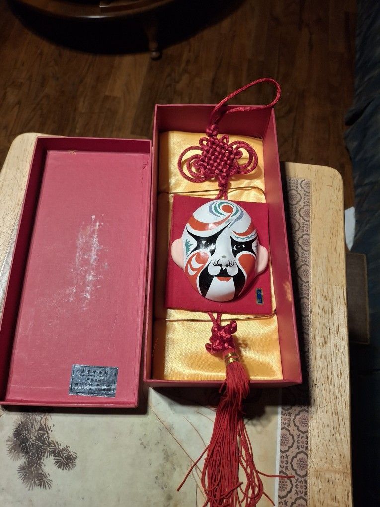 VERY Unique Looking Asian Mask That Hangs On The Wall Never Been Use ABOUT 16 INCHES LONG VERY UNIQUE LOOKING VINTAGE ASIAN MASK