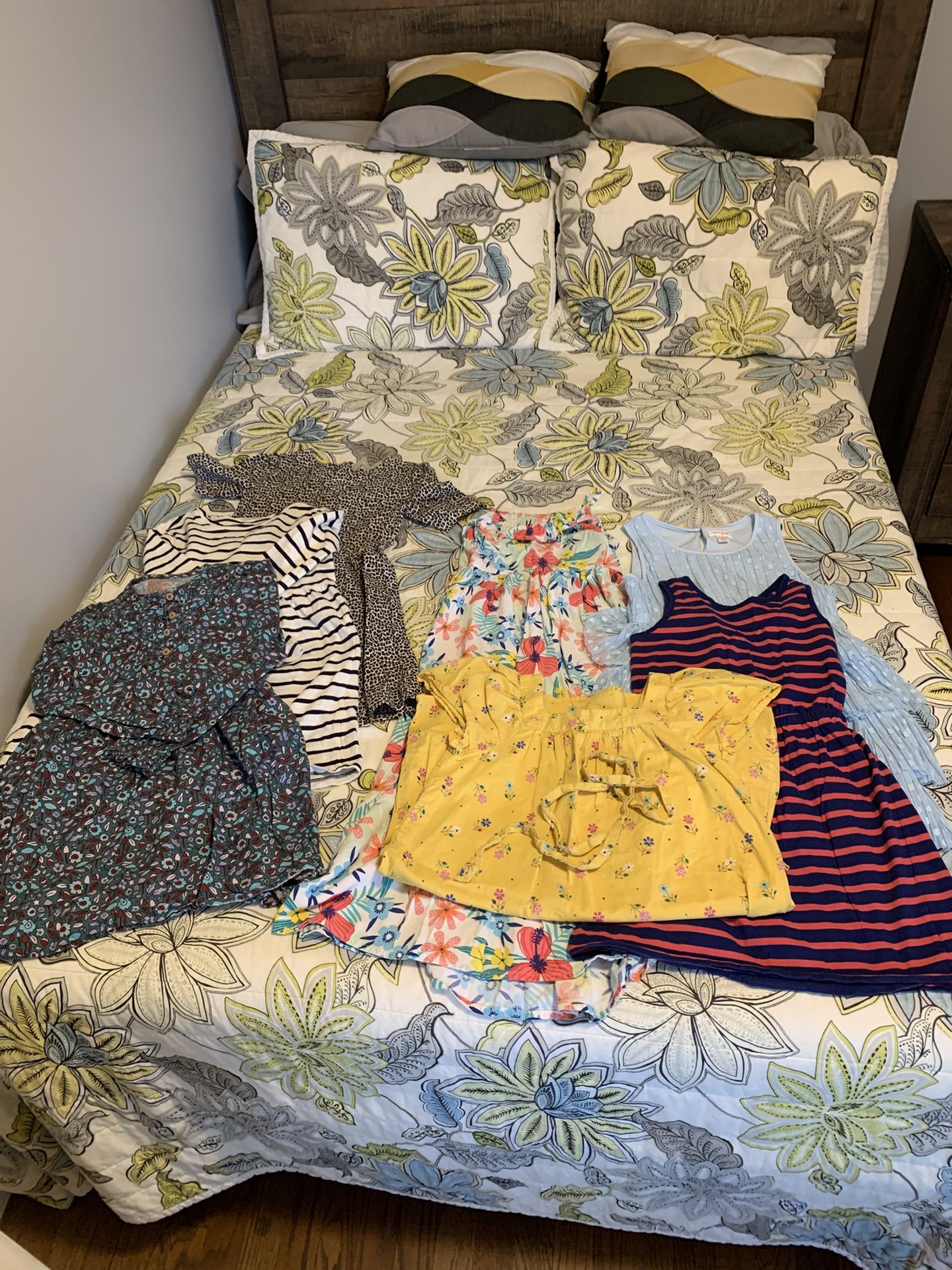 2 Long-sleeve/2 sleeveless/1 cap sleeve/1 short sleeve/1 sun dresses: medium